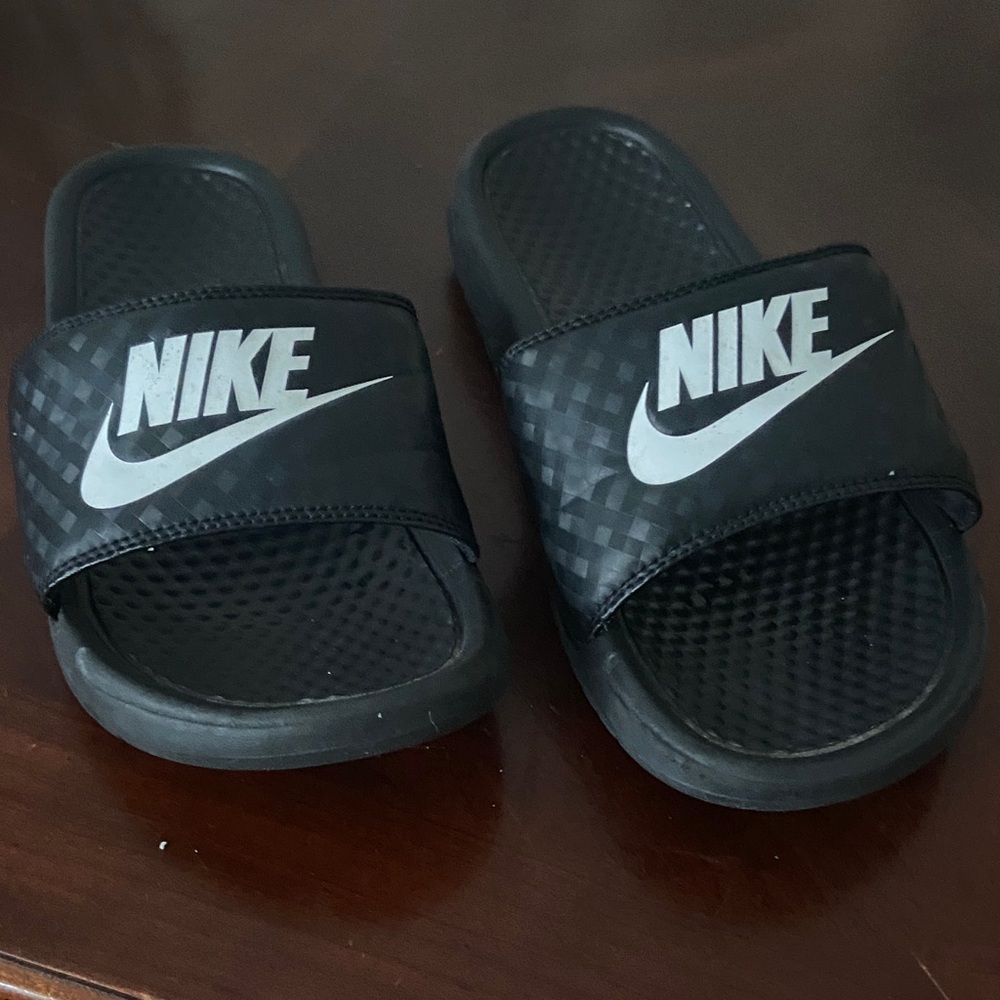 Nike Benassi JDI slide sandals size 9